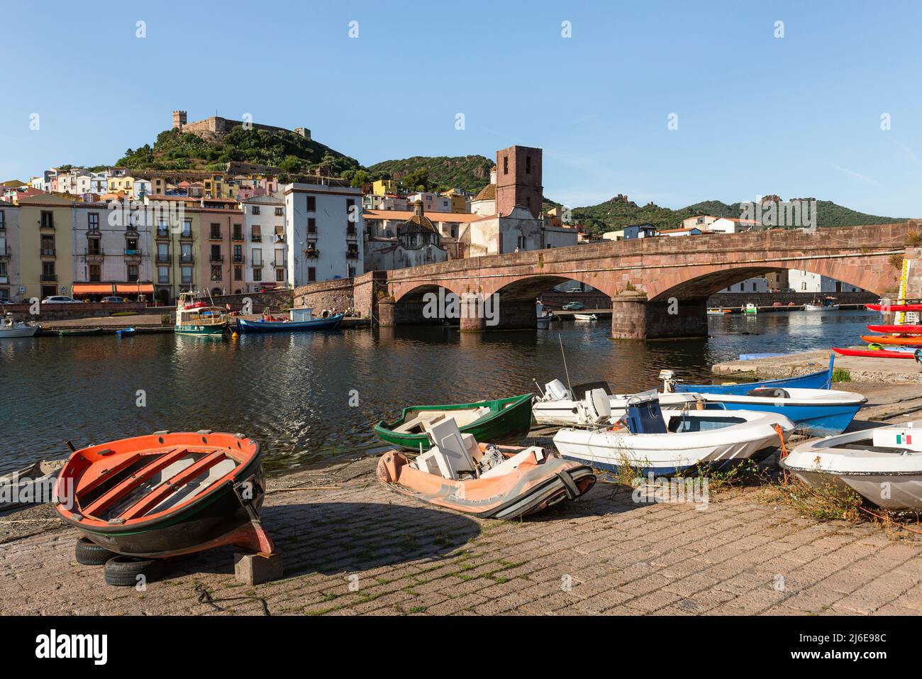 Malerisches Bosa - Steinbrücke über den Fluss Temo vor den bunten Häusern der Altstadt und der Burg Malaspina, Planargia, Sardinien Stockfoto