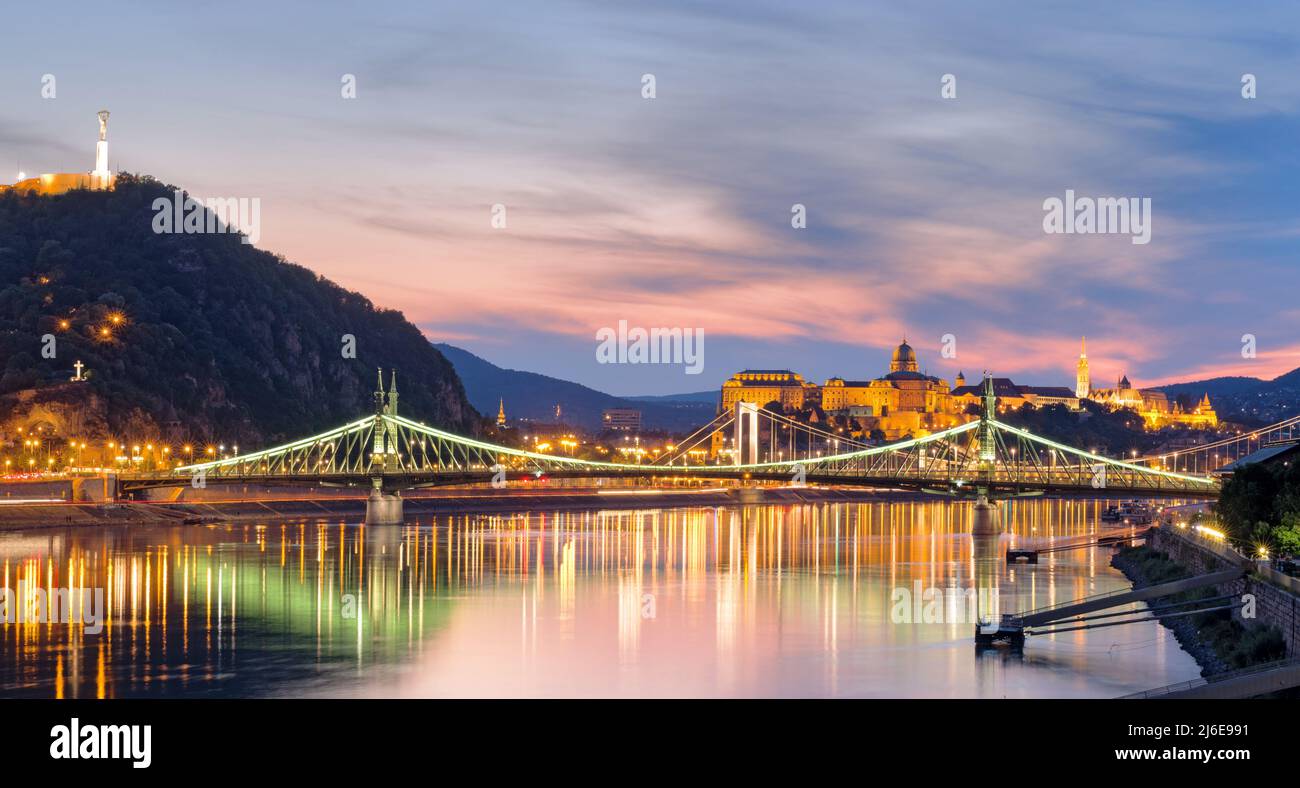 Blick auf Budapest bei Nacht mit Freiheitsbrücke Stockfoto