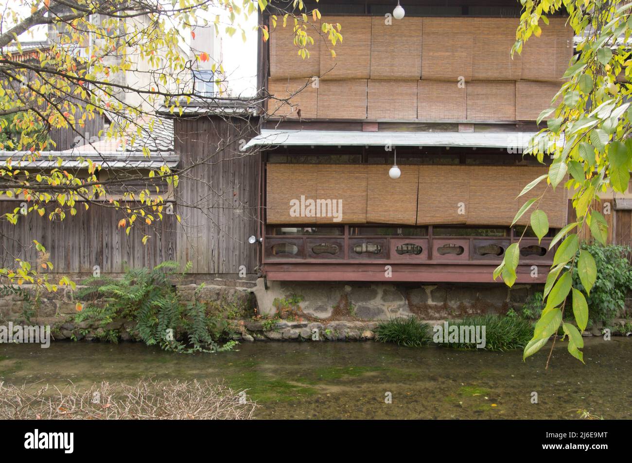 Shirakawa. Alte und berühmte Straße im nördlichen Stadtteil Gion in Kyoto Stockfoto