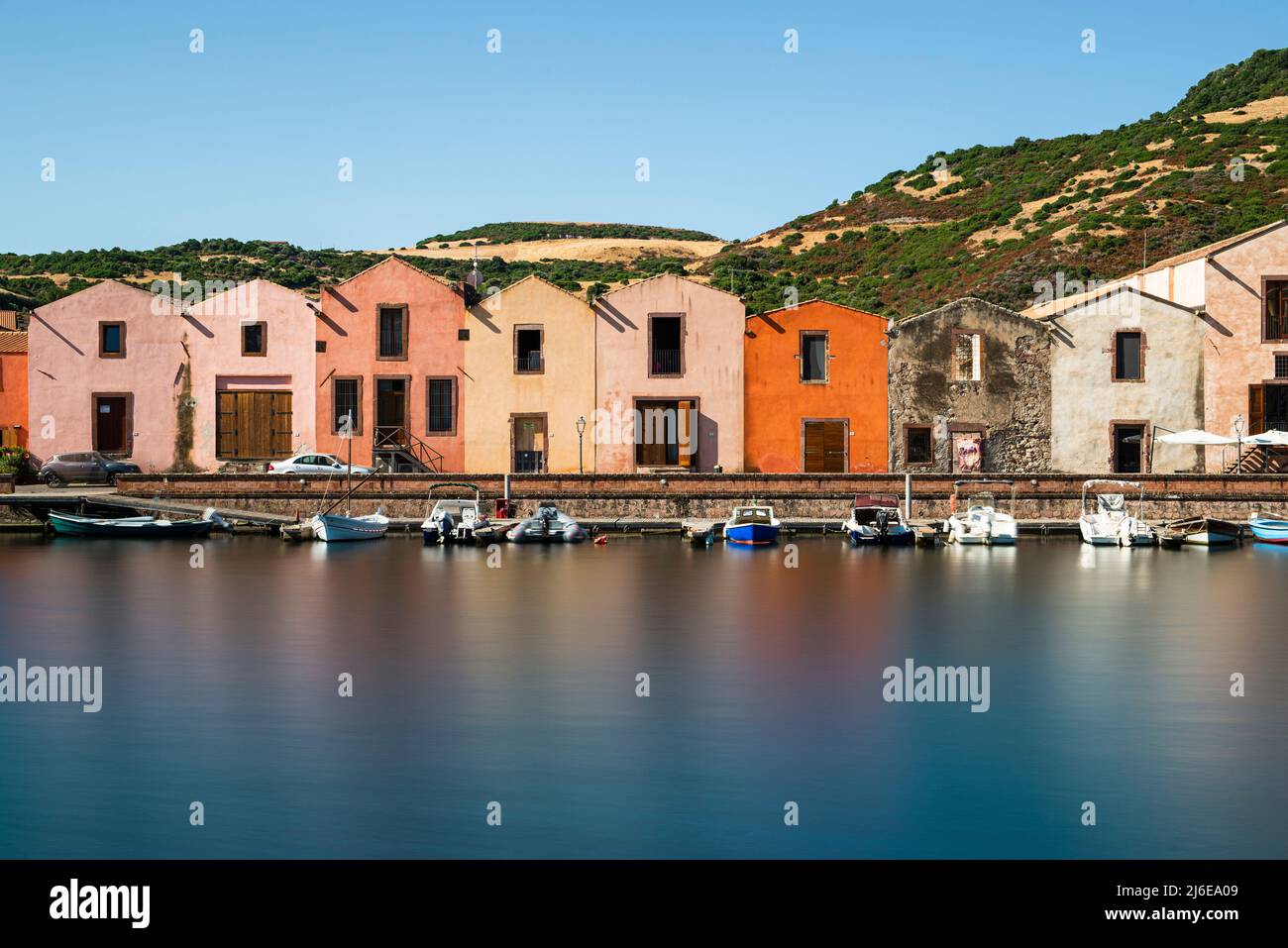 Malerisches Bosa - Bunte historische Gerberhäuser in einer Reihe am Ufer des Temo in der Altstadt leuchten in der Sonne, Planargia, Sardinien Stockfoto