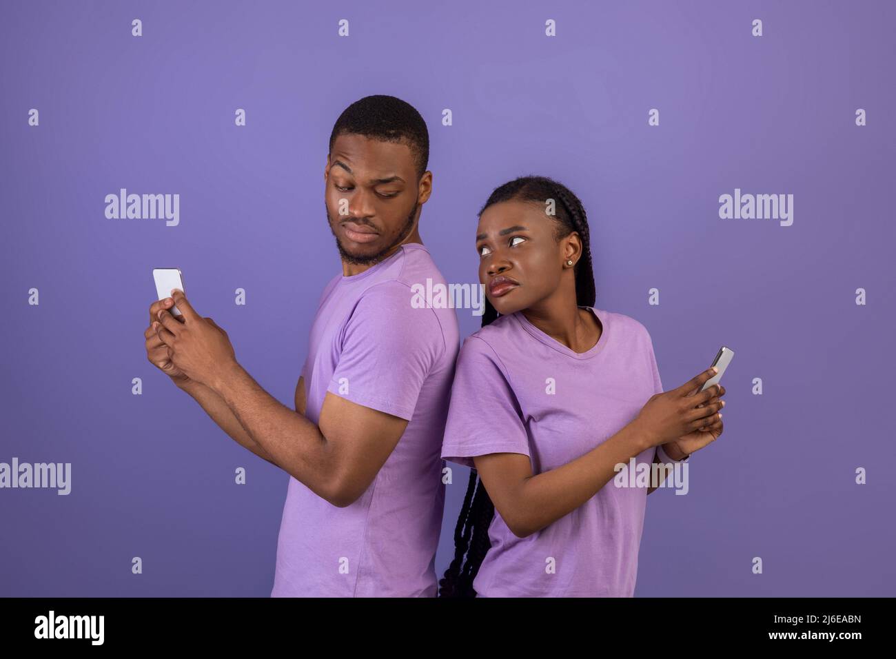Schwarze Frau überprüft sein Freund Handy Stockfoto