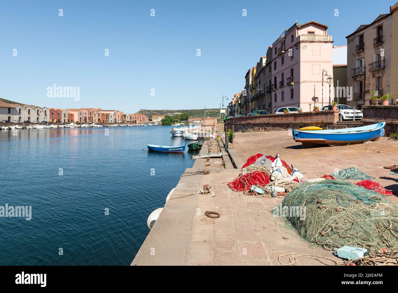 Malerisches Bosa - Fischerboote und Netze am Ufer des Flusses Temo in der Altstadt von Planargia, Sardinien Stockfoto