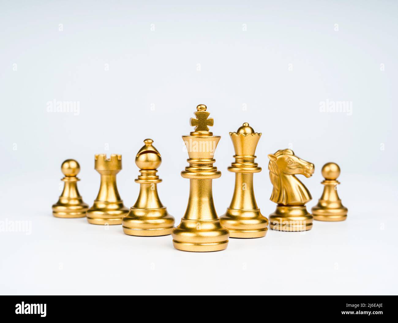 Set aus luxuriösen goldenen Schachfiguren, isoliert auf weißem Hintergrund. Das Foto von Goldschach, König, Rook, Bischof, Königin, ritter und Bauer. Stockfoto