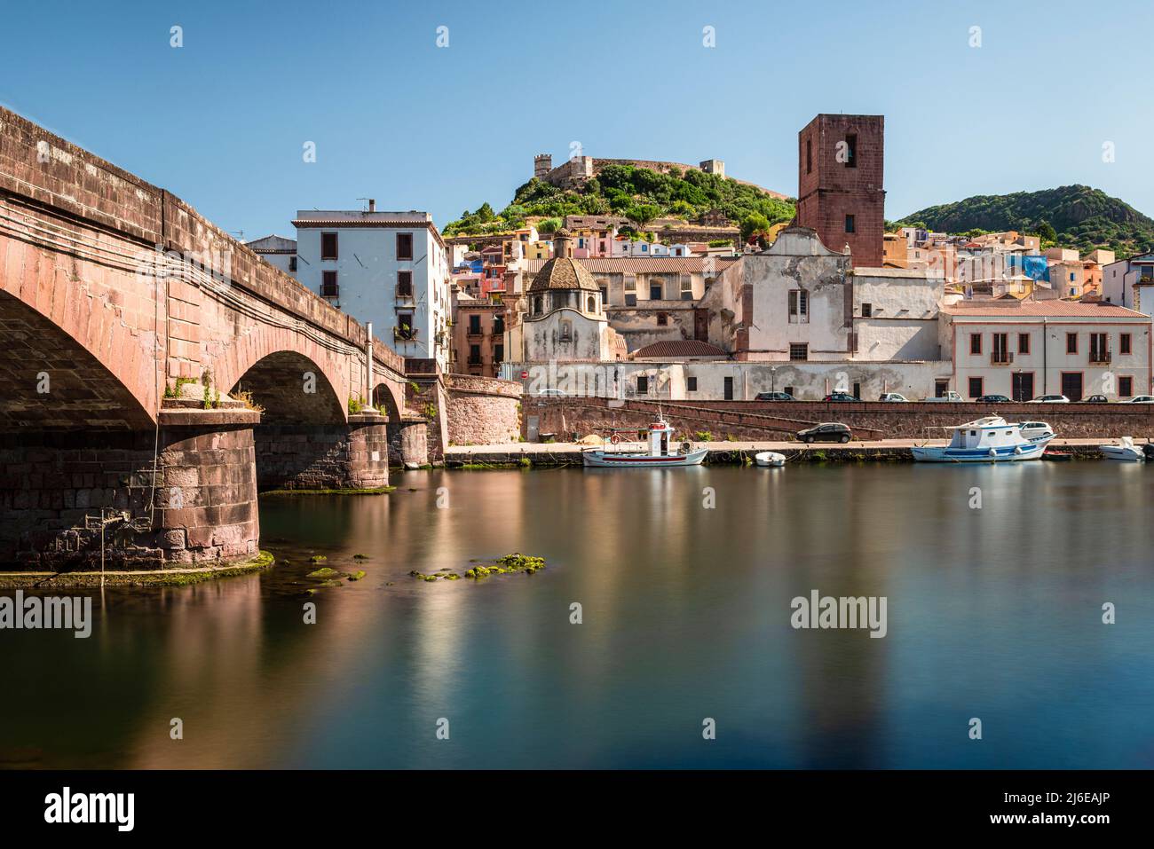 Malerisches Bosa - Steinbrücke über den Fluss Temo vor den bunten Häusern der Altstadt und der Burg Malaspina, Planargia, Sardinien Stockfoto