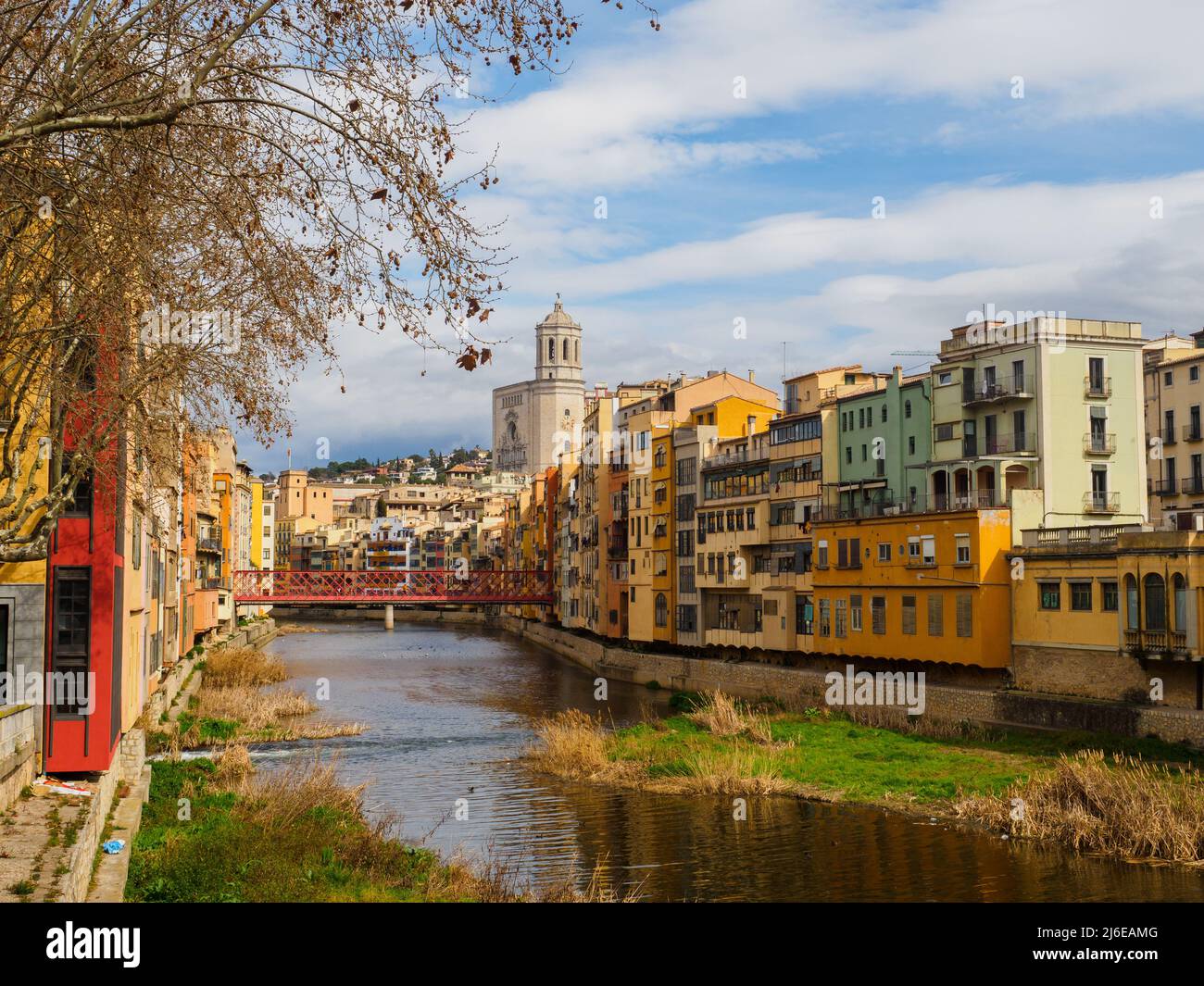 Farbenfrohe Häuser am Ufer des Flusses Onyar in der Altstadt von Girona - Spanien Stockfoto