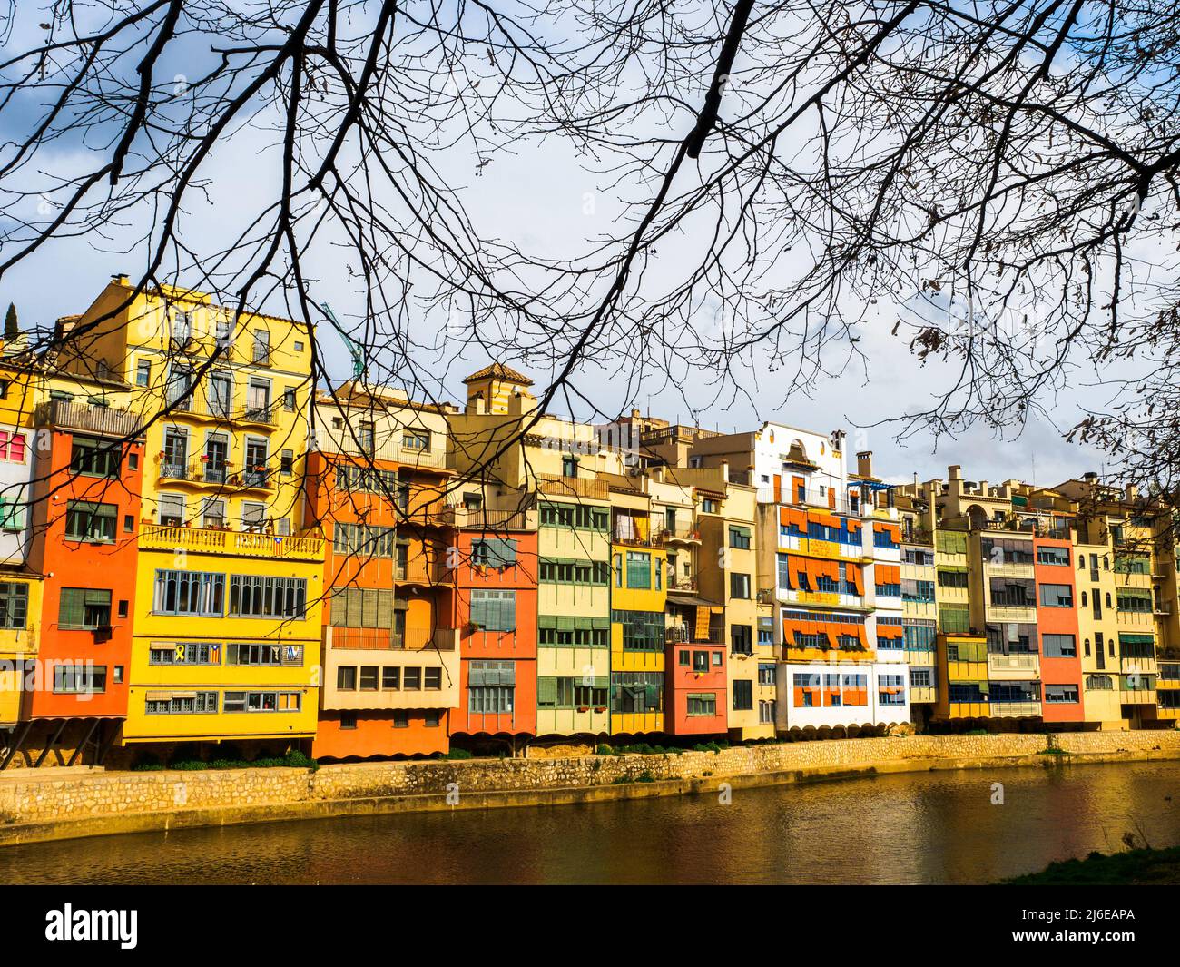Farbenfrohe Häuser am Ufer des Flusses Onyar in der Altstadt von Girona - Spanien Stockfoto