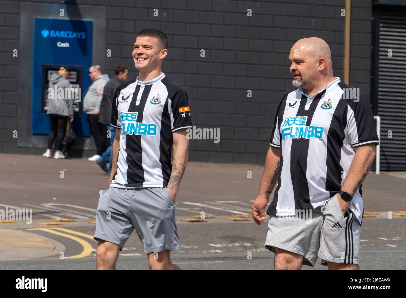 Fußballfans verlassen den St. James' Park nach dem Spiel Newcastle United gegen Liverpool Männer in Newcastle upon Tyne, Großbritannien. Stockfoto