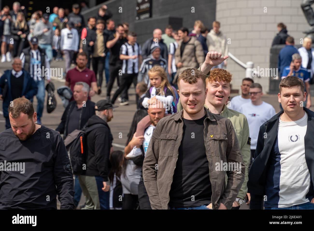 Fußballfans verlassen den St. James' Park nach dem Spiel Newcastle United gegen Liverpool Männer in Newcastle upon Tyne, Großbritannien. Stockfoto