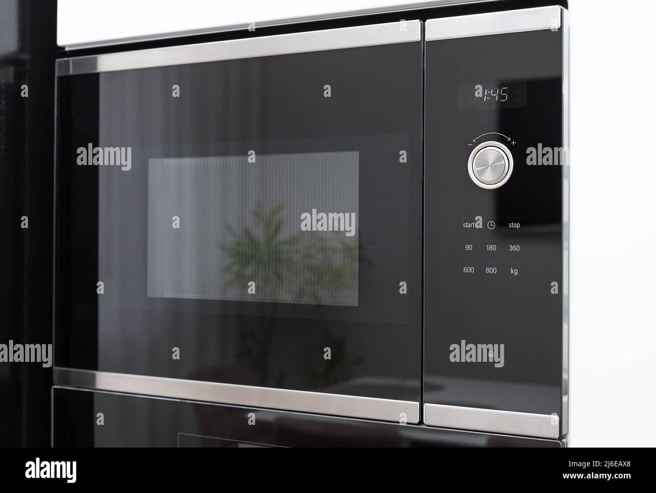 Integrierter Mikrowellenherd mit Touch-Steuerung und Zeitanzeige Stockfoto