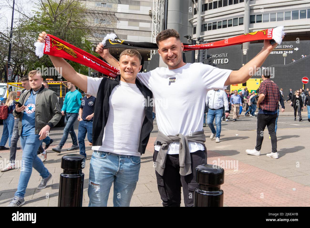 Fußballfans verlassen den St. James' Park nach dem Spiel Newcastle United gegen Liverpool Männer in Newcastle upon Tyne, Großbritannien. Stockfoto