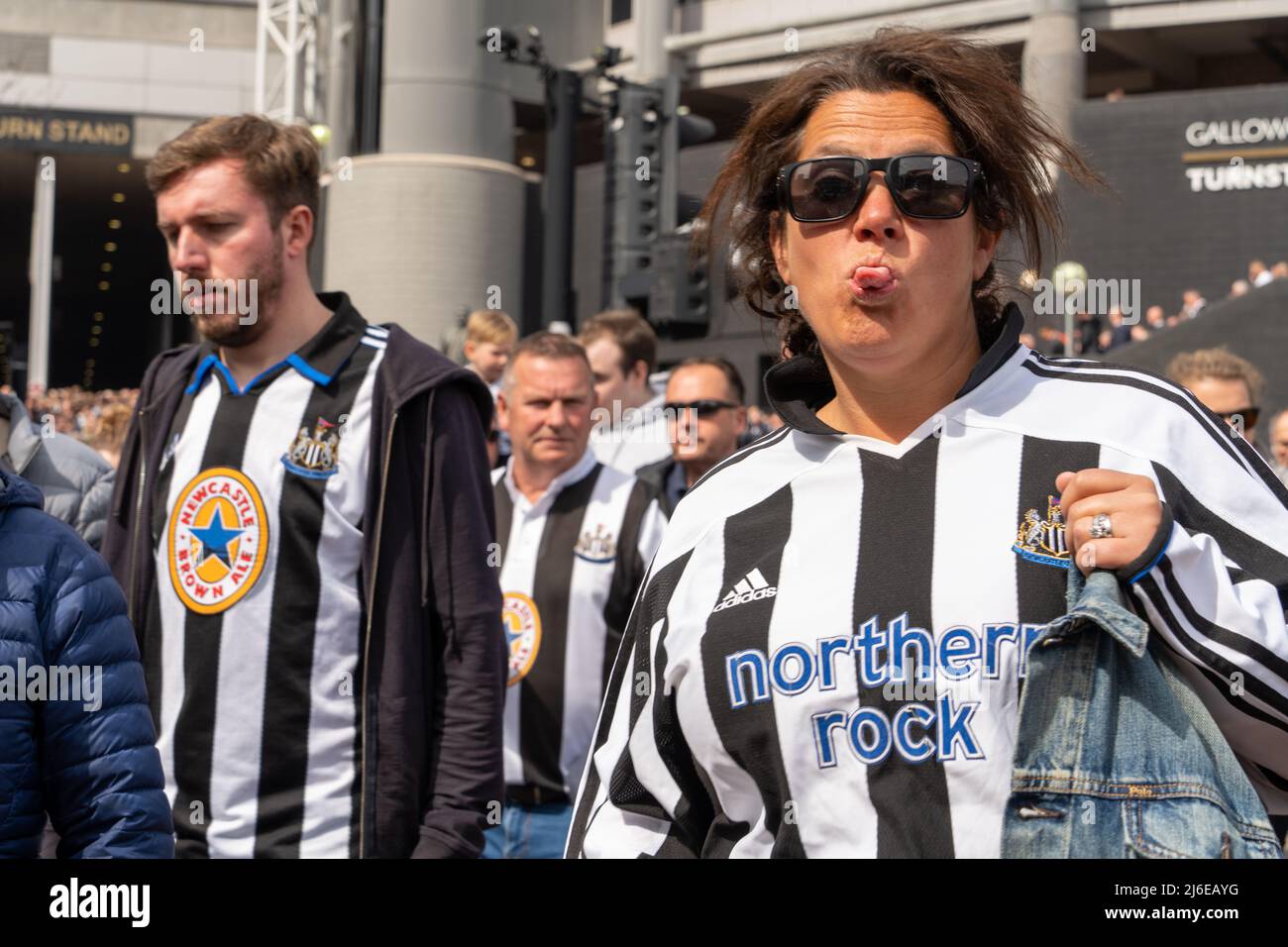 Fußballfans verlassen den St. James' Park nach dem Spiel Newcastle United gegen Liverpool Männer in Newcastle upon Tyne, Großbritannien. Stockfoto