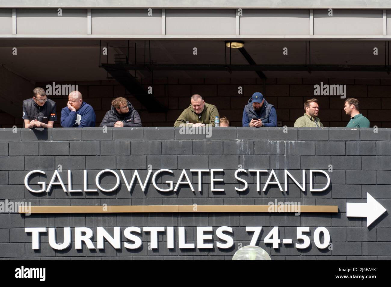 Fußballfans warten auf den Blick von der Rückseite des Gallowgate-Standes des St. James' Park Stadions, dem Heimstadion von Newcastle United, in Newcastle upon Tyne, Großbritannien. Stockfoto
