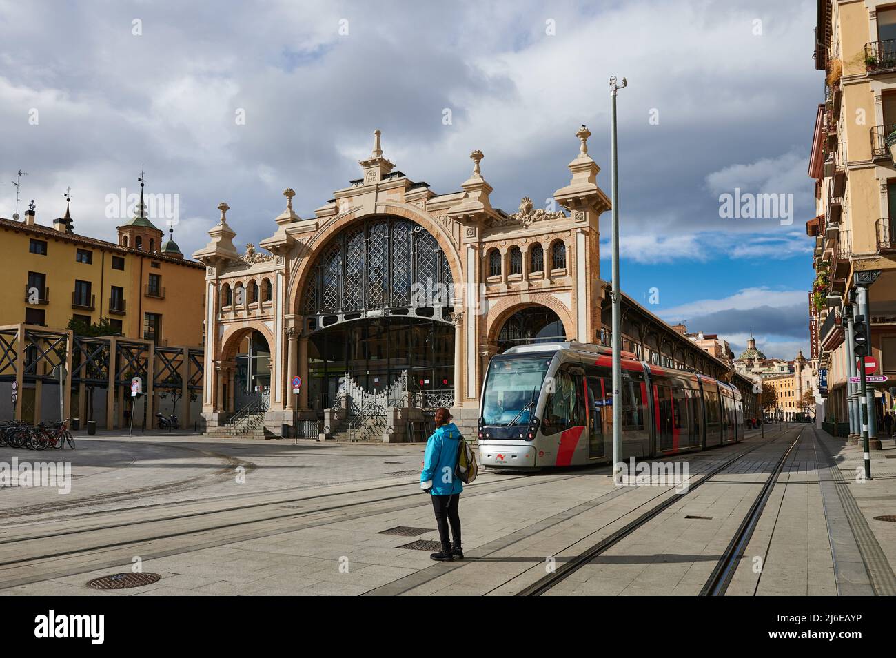 Blick auf die Straßenbahn und den Markt in Zaragoza, Zaragoza, Aragon, Spanien Stockfoto