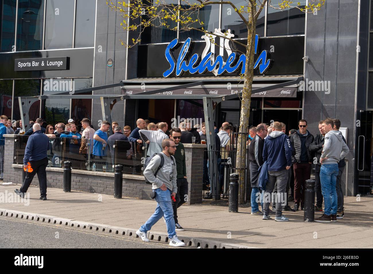 Fußballfans kommen nach dem Spiel in Newcastle upon Tyne, Großbritannien, vor der Shearer's Bar im Stadion St. James' Park vorbei. Quelle: Hazel Plater/Alamy Stockfoto