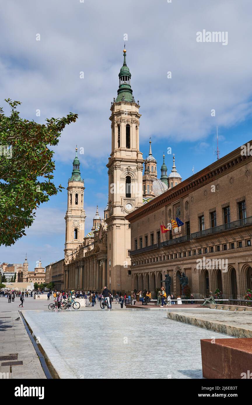 Blick auf die Basilika Unsere Dame von Pilar in Zaragoza, Zaragoza, Aragon, Spanien Stockfoto