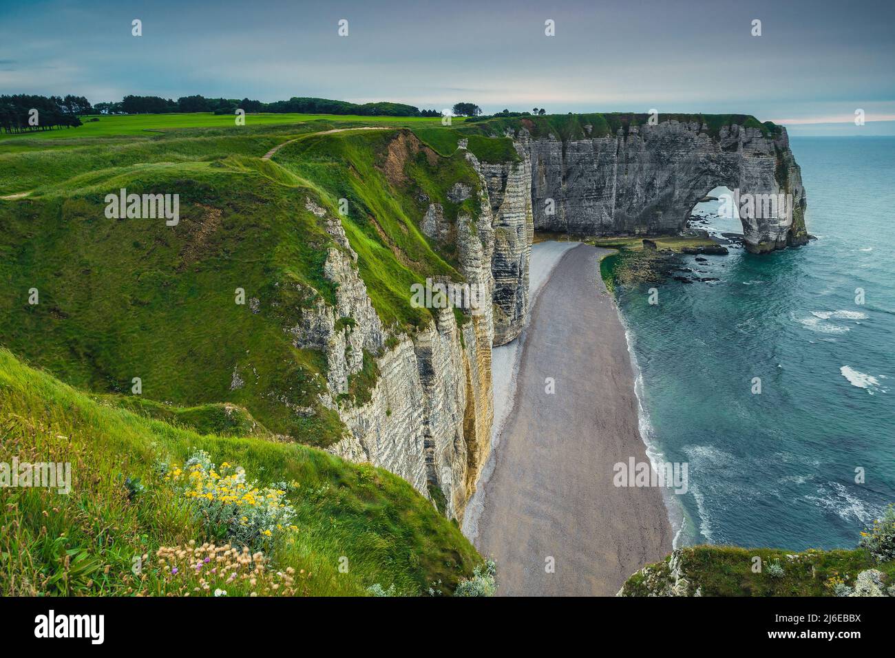 Atemberaubende Küstenlandschaft mit malerischen hohen Klippen und grünen Feldern, Etretat, Normandie, Frankreich, Europa Stockfoto