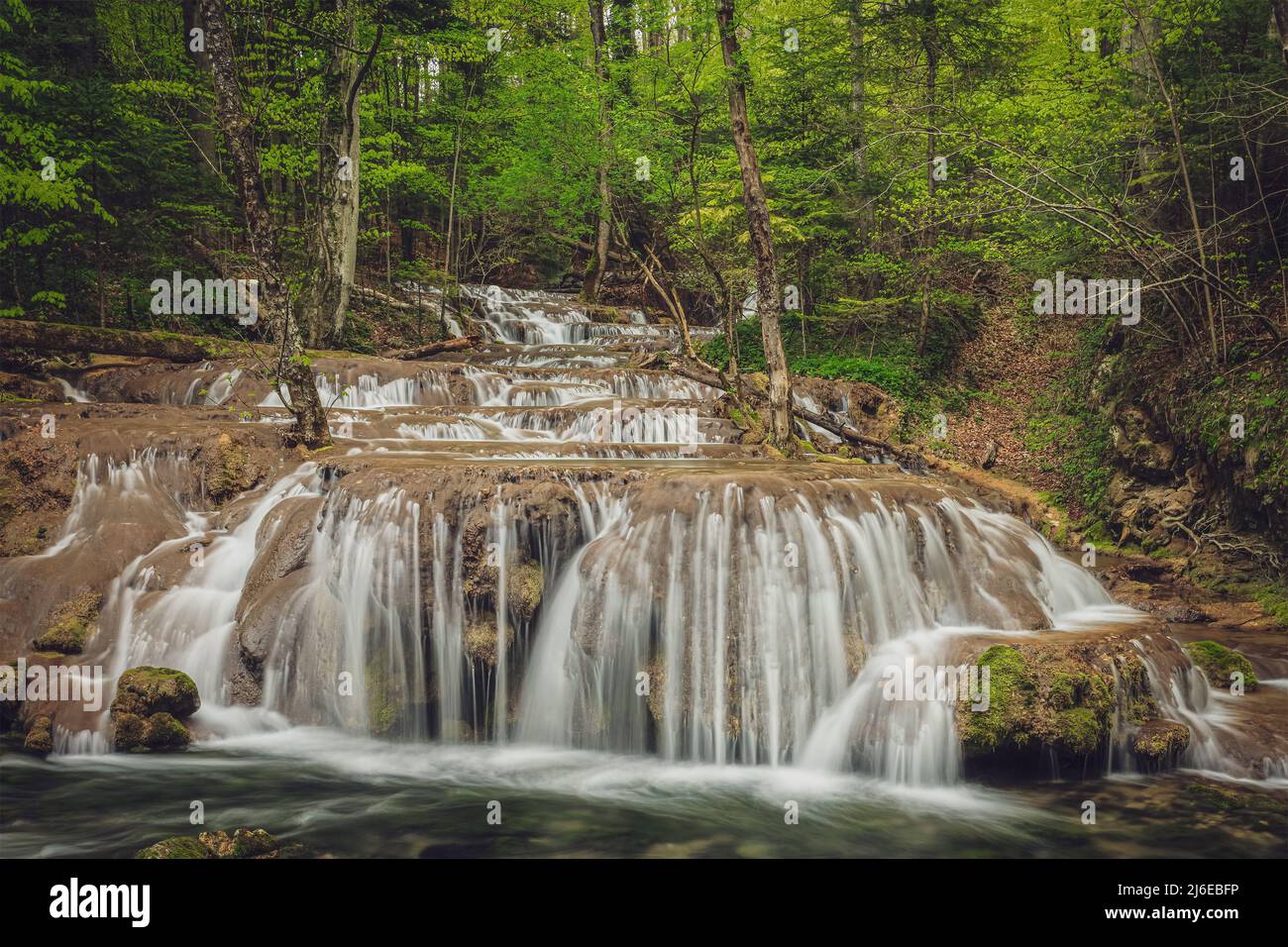 Szene aus einem namenlosen Wasserfall, der beim Trekking im Nationalpark Nera Gorges-Beusnita gefunden wurde. Das Foto wurde am 17.. April 2022 in der Nähe von Oravita, Caras, aufgenommen Stockfoto