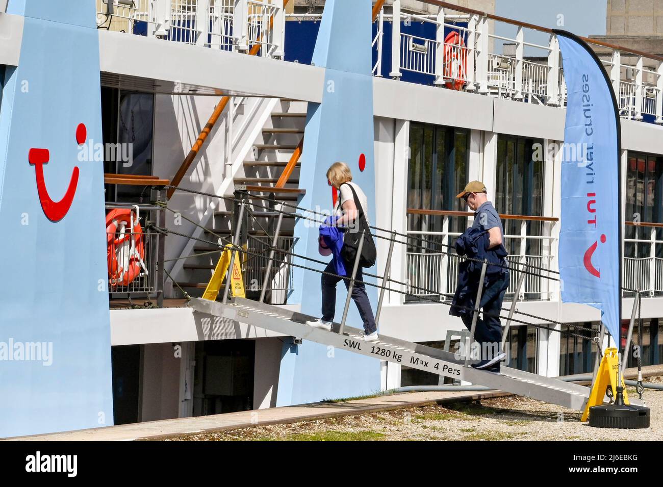 Straßburg, Frankreich - April 2022: Passagiere, die an Bord eines Flusskreuzfahrtschiffes von TUI River Cruises gehen Stockfoto