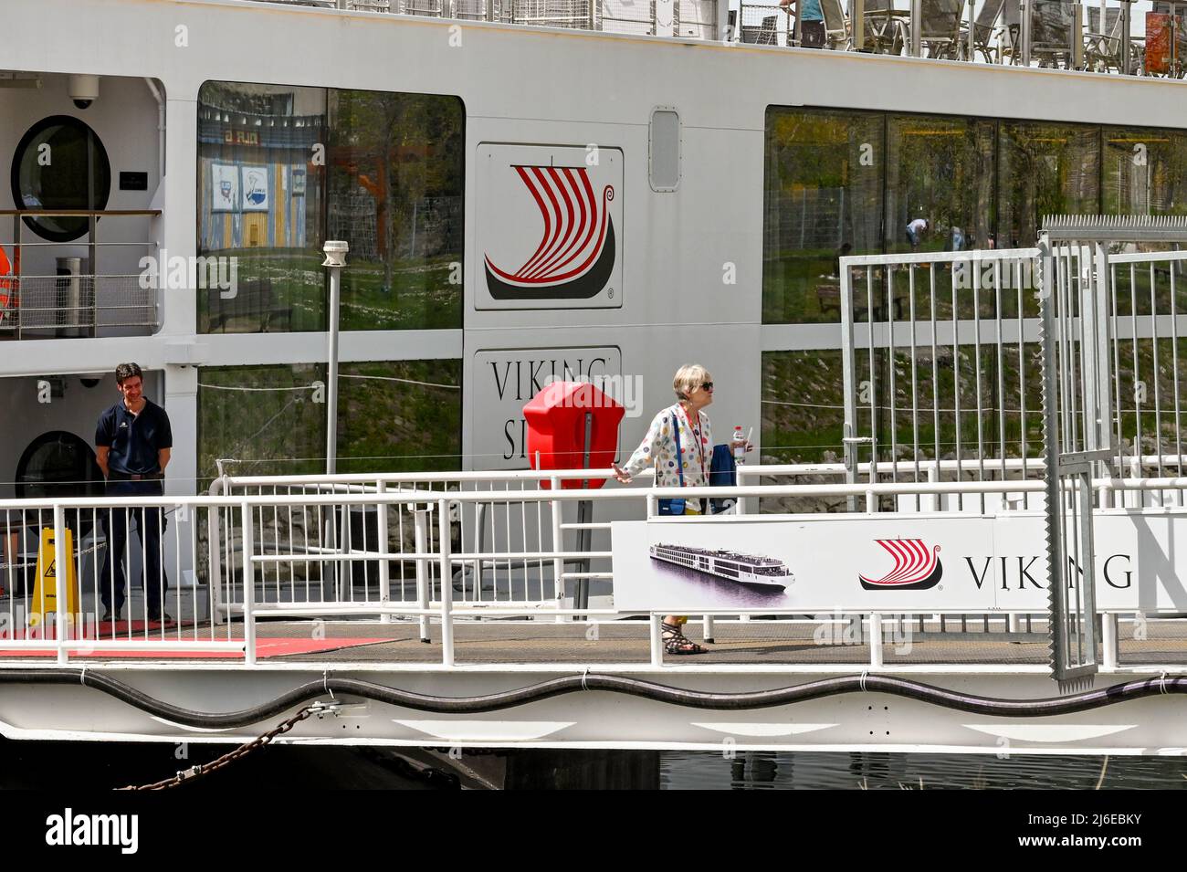 Breisach, Deutschland - April 2022: Person, die von einem Flusskreuzfahrtschiff der Viking Cruise Line aussteigen muss Stockfoto