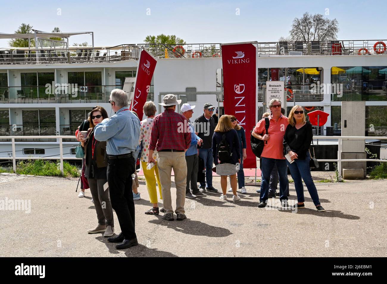 Breisach, Deutschland - April 2022: Menschen am Eingang zur Gangway, um an Bord eines Flusskreuzfahrtschiffes der Viking Cruise Line zu gehen Stockfoto
