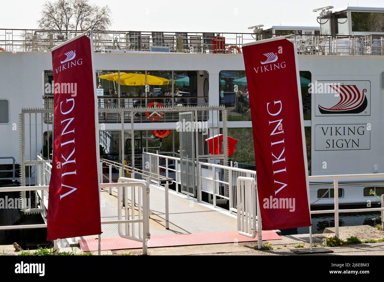 Breisach, Deutschland - April 2022: Eintritt in die Gangway eines Flusskreuzfahrtschiffes der Viking Cruise Line Stockfoto