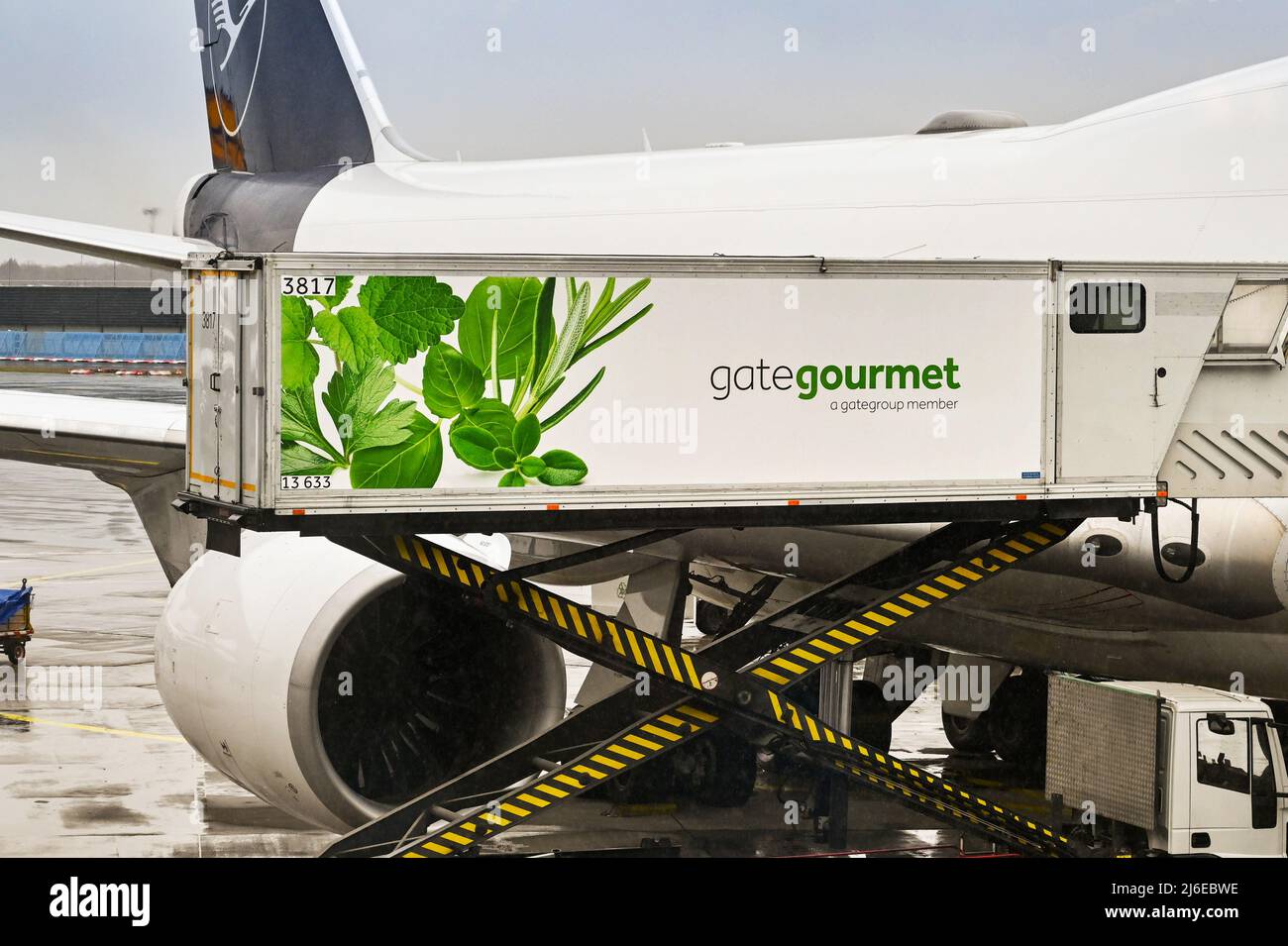 Frankfurt, Deutschland - April 2022: Scherenhubwagen der Airline Catering von Gate Gourmet lädt in einem Lufthansa Passagierjet Mahlzeiten auf Stockfoto