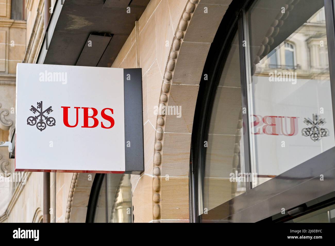 Basel, Schweiz - April 2022: Schild über dem Eingang zu einer Filiale der UBS Bank im Stadtzentrum Stockfoto