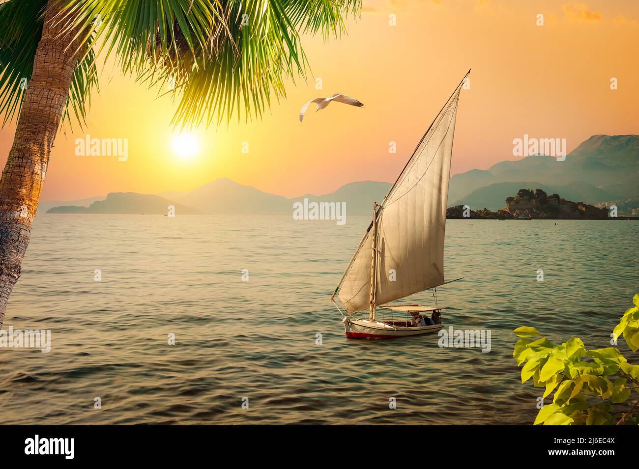 Segelyacht im Meer bei Sveti Stefan, Montenegro Stockfoto