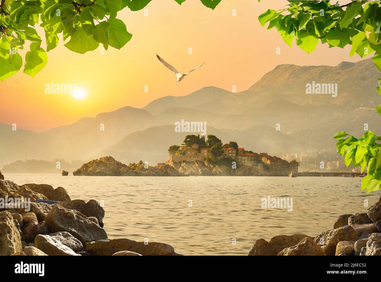 Schloss Sveti Stefan auf einer Insel im Meer bei Sonnenuntergang Stockfoto