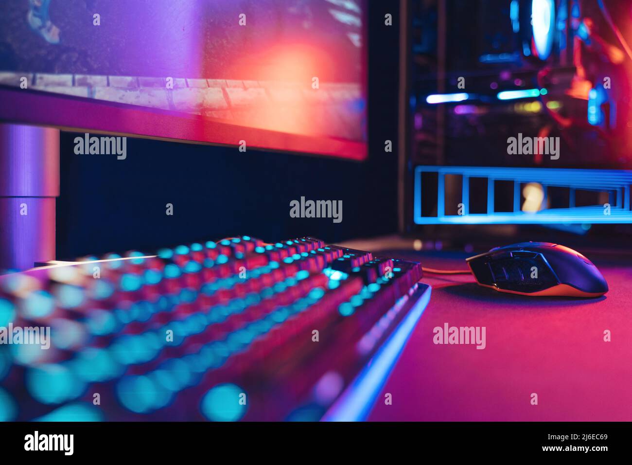 Pro Gaming Desktop in Neonfarben Nahaufnahme Stockfoto