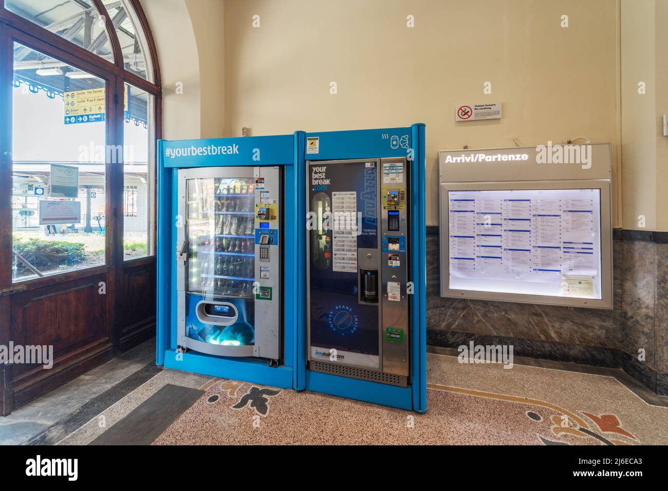 Mondovì, Italien - 29. April 2022: Snack-Automaten, Lavazza-Kaffee-Service-Maschine im Bahnhof, Lavazza ist weltberühmter Kaffee-Hersteller, te Stockfoto