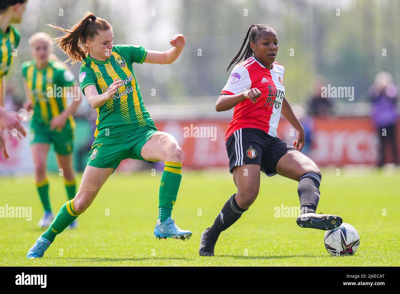 Rotterdam - Liz Rijsbergen von ADO Den Haag Vrouwen, Celainy Obispo von Feyenoord V1 während des Spiels zwischen Feyenoord V1 gegen ADO Den Haag v1 in Nieuw Varkenoord am 1. Mai 2022 in Rotterdam, Niederlande. (Box-to-Box-Bilder/Yannick Verhoeven) Stockfoto