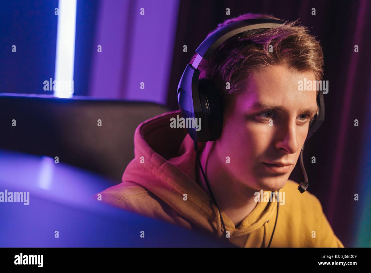 Junge Cyber-Sportler Streaming Live-Videospiel Stockfoto