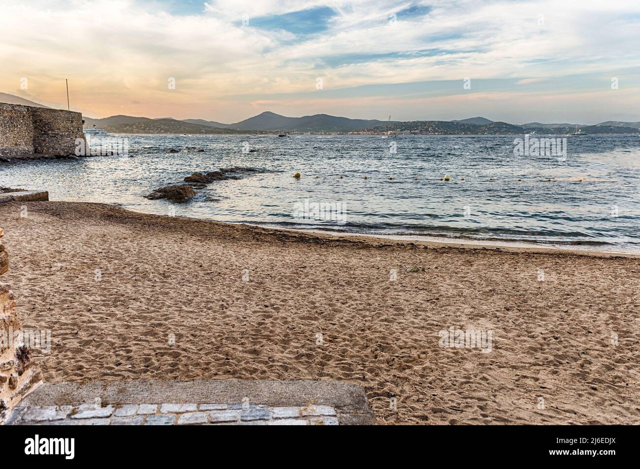 Der malerische Strand La Ponche im Zentrum von Saint-Tropez, Cote d'Azur, Frankreich. Die Stadt ist ein weltweit berühmter Ferienort für den europäischen und amerikanischen Jet Set A Stockfoto