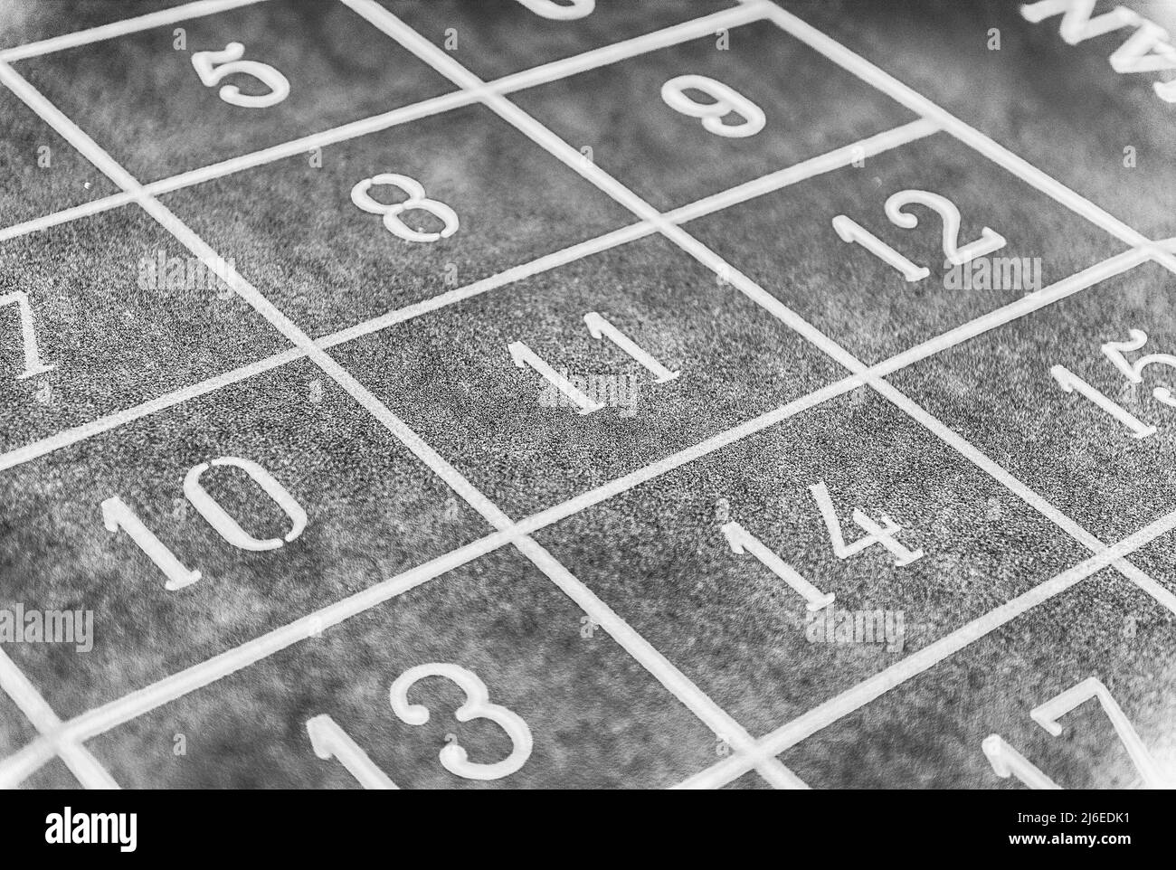 Klassischer Roulette-Tisch mit selektivem Fokus für Bokeh-Effekt. Konzept für Glücksspiel und Casino Stockfoto
