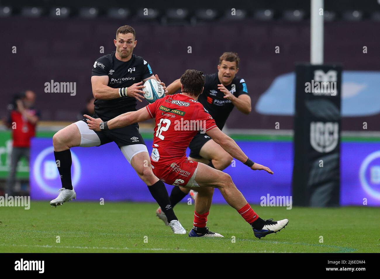 Swansea, South Wales am Samstag, 30.. April 2022. George North of the Ospreys (in schwarz) während des Spiels spielt er nach über einem Jahr Verletzung wieder für die Ospreys. United Rugby Championship ,Ospreys gegen Scarlets im Swansea.com Stadion in Swansea, South Wales am Samstag 30. April 2022. PIC by Andrew Orchard/Andrew Orchard Sports Photography/Alamy Live News Stockfoto