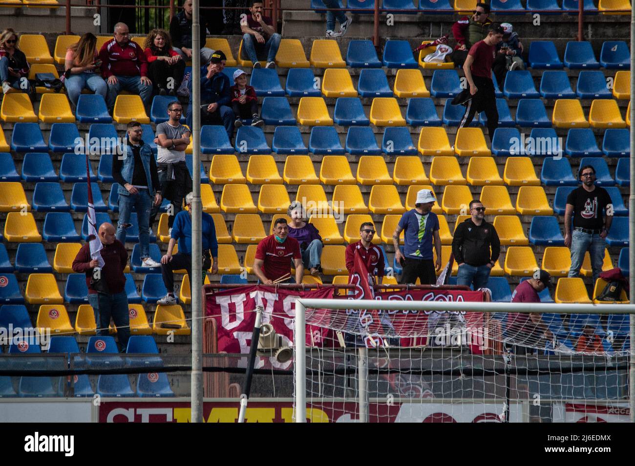 Fans von Reggina während Reggina 1914 gegen Como 1907, italienisches Fußballspiel der Serie B in Reggio Calabria, Italien, April 30 2022 Stockfoto