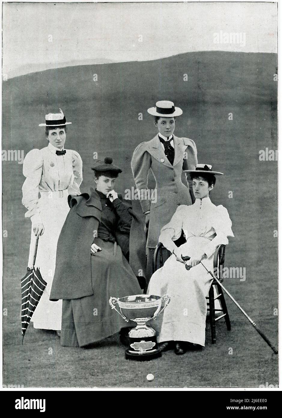 Lady Golfers in Portrush, 1895 Porträt der vier Medaillengewinnerinnen in der dritten British Ladies Championship of Golf, alle gewonnen von Lady Margaret Scott, die hier Emma Lythgoe im Finale schlug Stockfoto