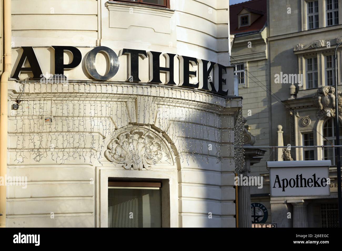 Schild einer Apotheke in der Innenstadt von Wien - Apothekenschild in der Wiener Innenstadt Stockfoto