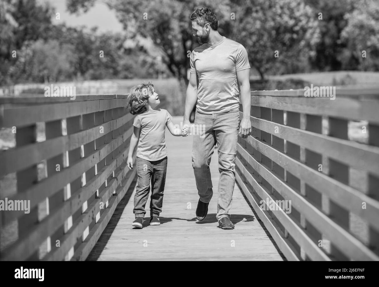 Glücklicher alleinerziehter Vater führt kleinen Sohn nach draußen, Adoption Stockfoto