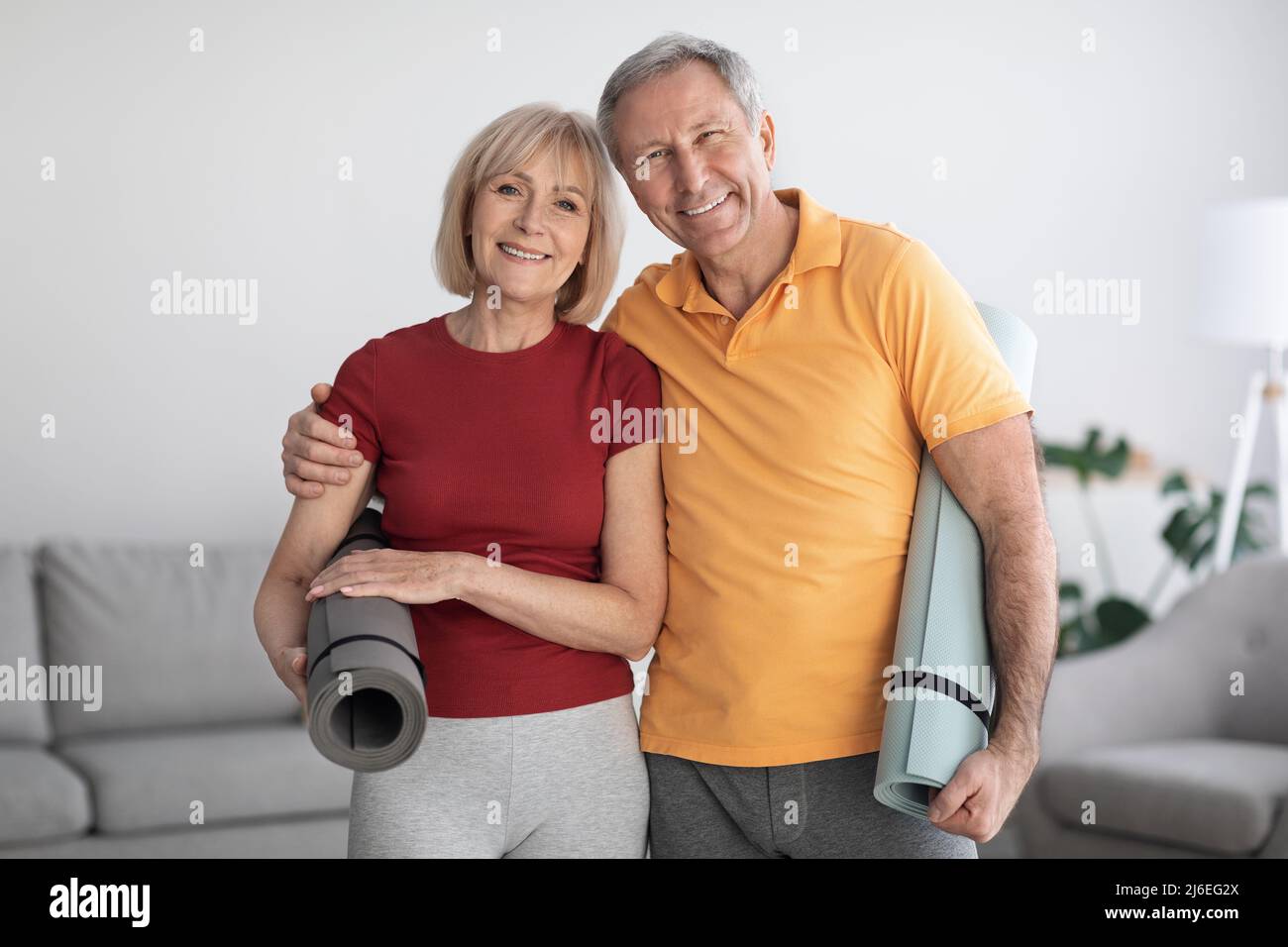 Porträt eines reifen Paares mit Training zu Hause Stockfoto