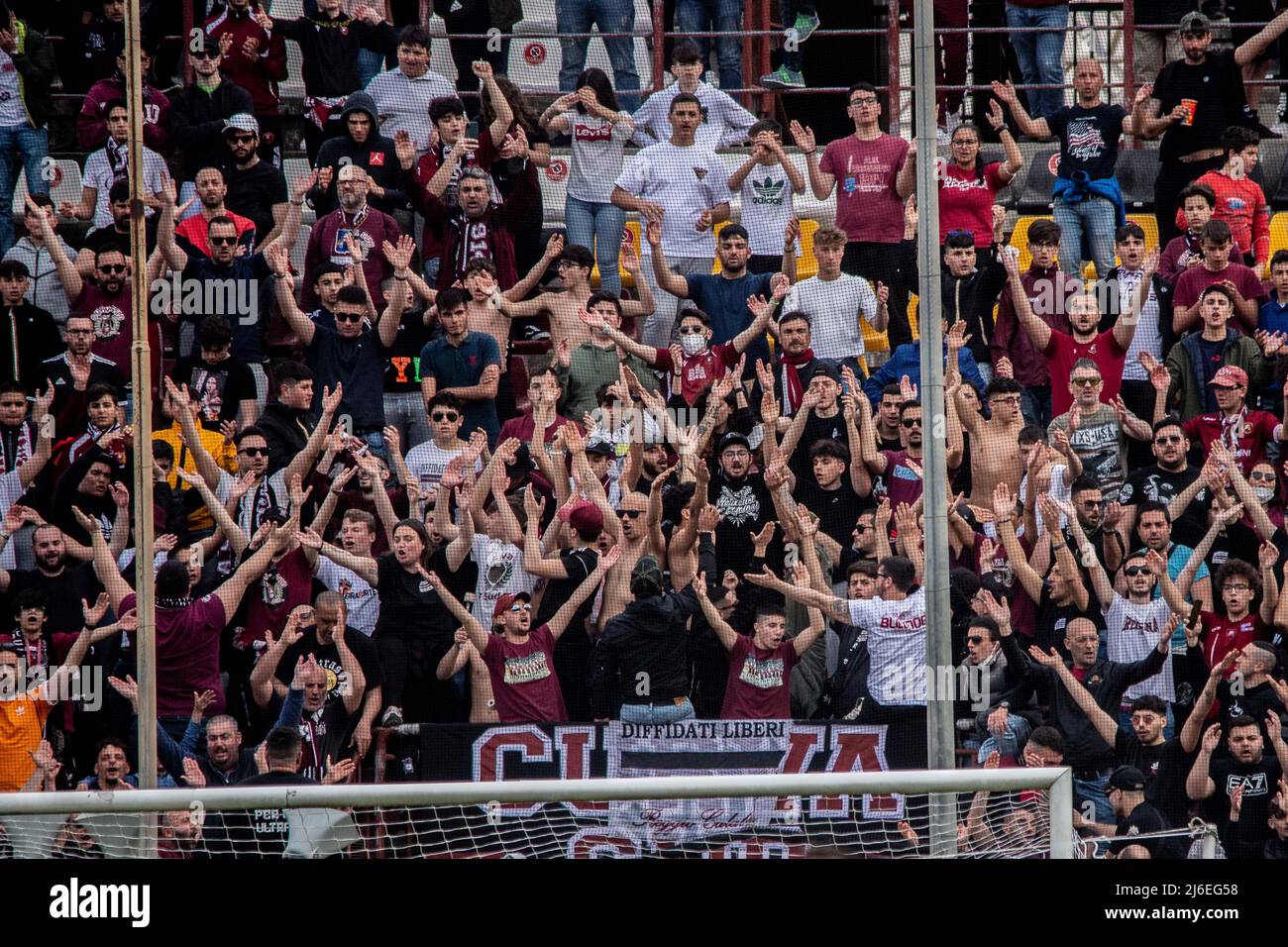 Fans von Reggina während Reggina 1914 gegen Como 1907, italienisches Fußballspiel der Serie B in Reggio Calabria, Italien, April 30 2022 Stockfoto