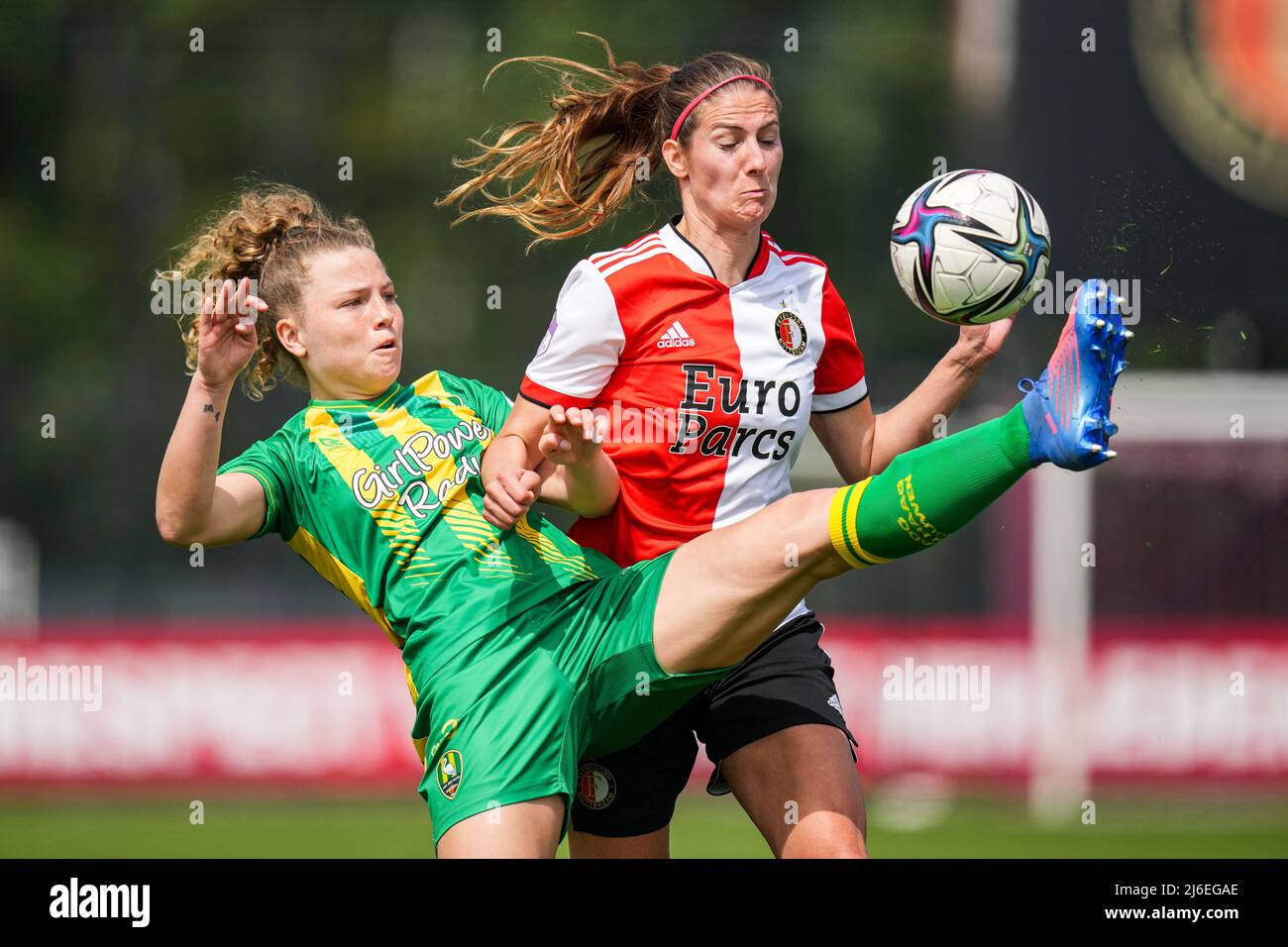 Rotterdam - Romy Speelman von ADO Den Haag Vrouwen, Pia Rijsdijk von Feyenoord V1 während des Spiels zwischen Feyenoord V1 gegen ADO Den Haag v1 in Nieuw Varkenoord am 1. Mai 2022 in Rotterdam, Niederlande. (Box-to-Box-Bilder/Yannick Verhoeven) Stockfoto