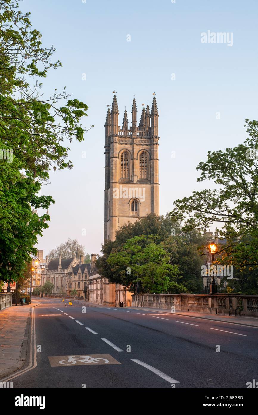 Magdalenenturm vor Sonnenaufgang im Frühjahr. Oxford, Oxfordshire, England Stockfoto