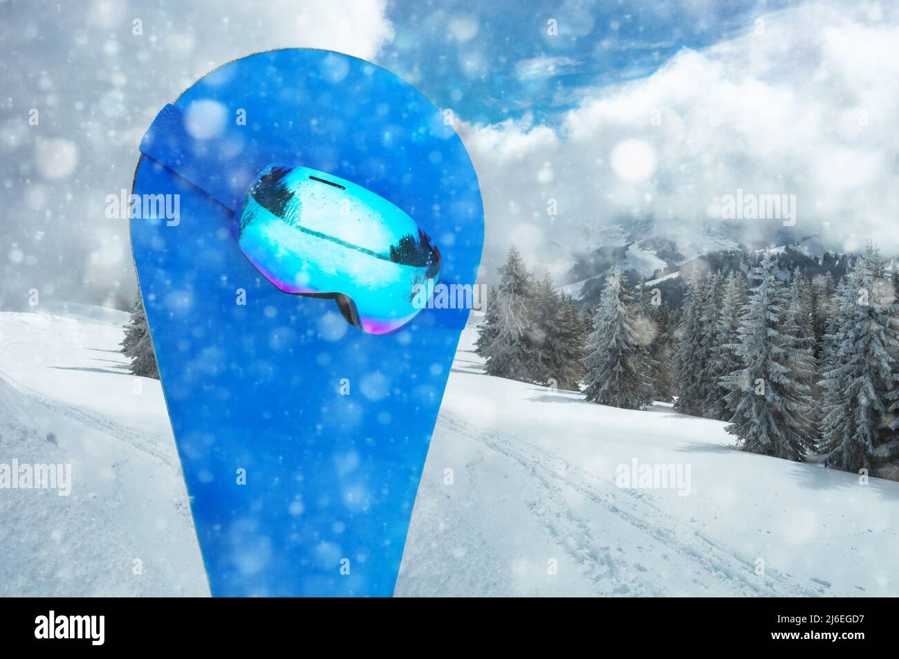 Skisportmaske aus nächster Nähe auf blauem Snowboard über der Bergstrecke Stockfoto