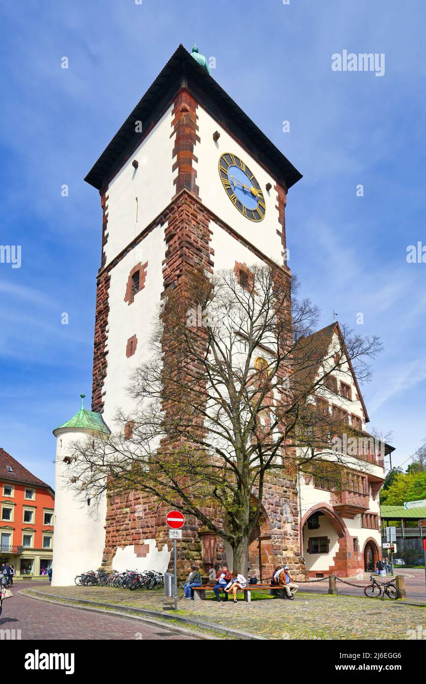 Freiburg, Deutschland - April 2022: Turm mit Tor namens Schwabentor, ein verbliebenes Stadttor der mittelalterlichen Verteidigungsmauer Stockfoto