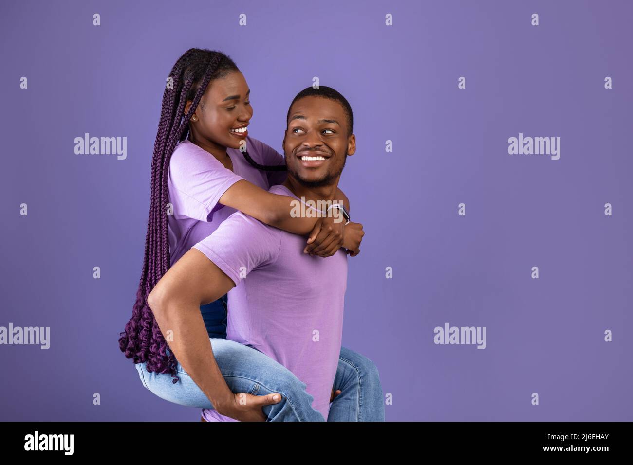 Afroamerikanischer Mann gibt Huckepack Fahrt für seine Frau Stockfoto