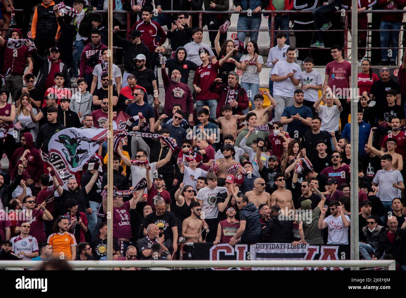 Fans von Reggina während Reggina 1914 gegen Como 1907, italienisches Fußballspiel der Serie B in Reggio Calabria, Italien, April 30 2022 Stockfoto