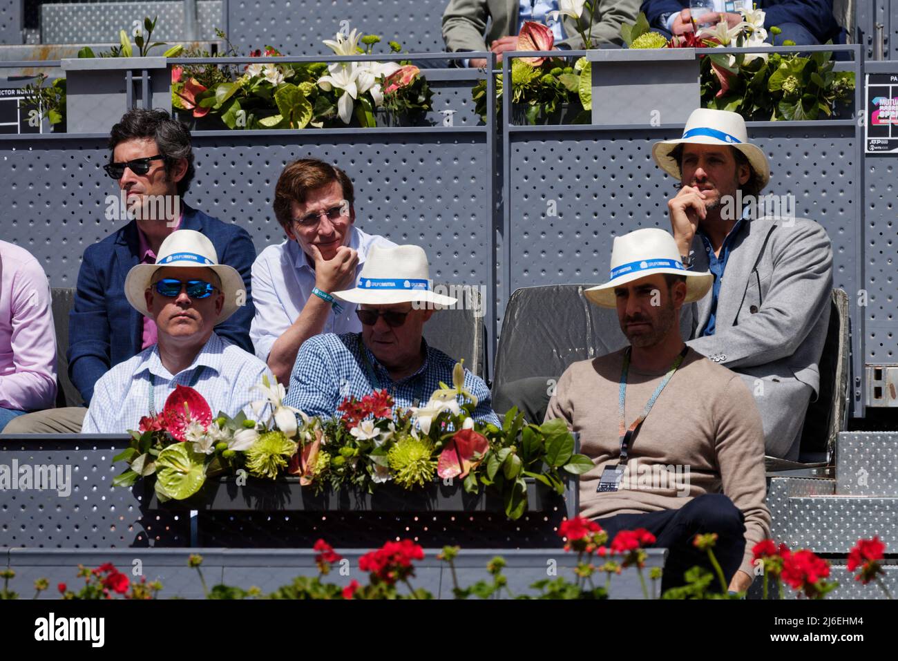 Madrid, Spanien. 01. Mai 2022. Tennis: Mutua Madrid offenes Tennisturnier - Madrid, Einzelperson, Damen: Garbiñe Muguruza (Spanien) V Anhelina Calinina (Ukraine). Der Bürgermeister von Madrid Rodriguez Almeida und der Tennisspieler Feliciano Lopez. Kredit: EnriquePSans/Alamy Live Nachrichten Stockfoto