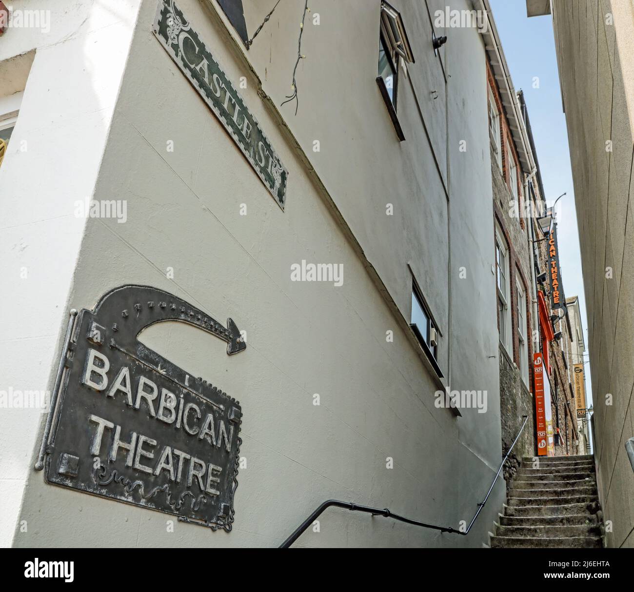 Das Barbican Theatre und die B-Bar in der Castle Street, Plymouth, näherten sich durch eine schmale Gasse neben dem Mayflower Museum. Stockfoto